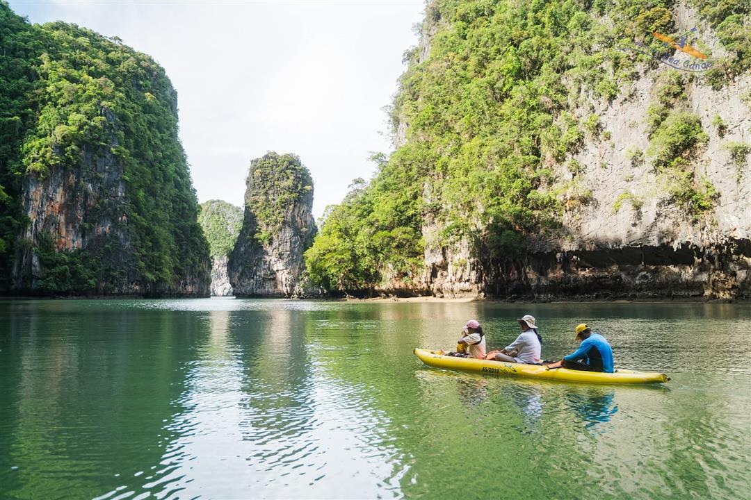 Gallery image for John Gray's Sea Canoe * Hong by Starlight