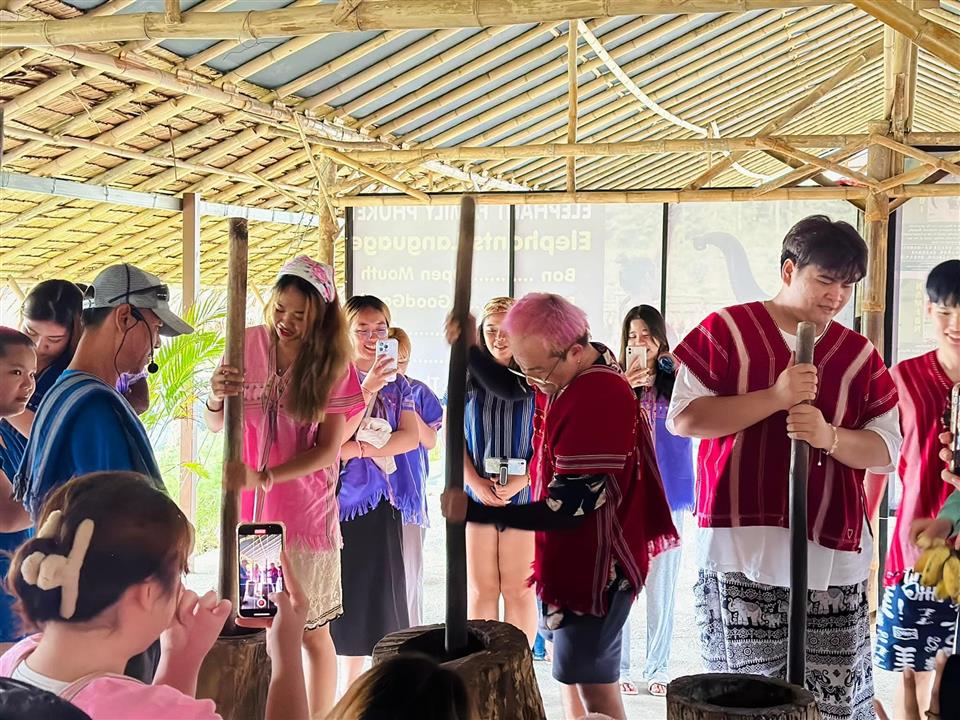 Gallery image for Kerchor Elephant Family